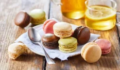 16 macarons chocolat, framboise, vanille, pistache*Picard Hot