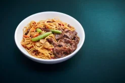 Bœuf mariné, nouilles et légumes sautés, sauce soja sésame*Picard Hot